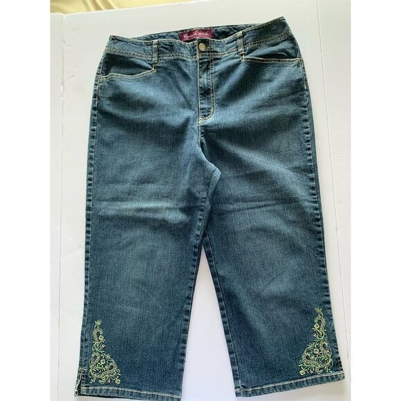 Gloria Vanderbilt Women's Capri Jeans Size 12 Blue Embroidered Cuffs - Picture 7 of 12